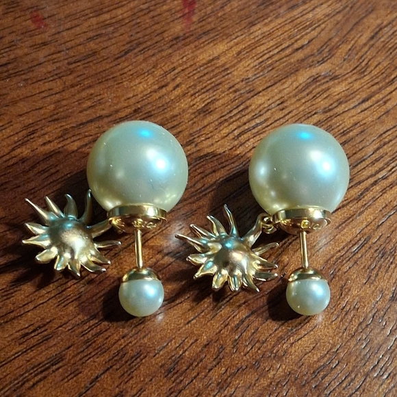 Christian Dior Gold Sunflower Earrings - Picture 6 of 9